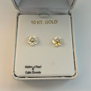 10 Kt. Gold Flower Earrings